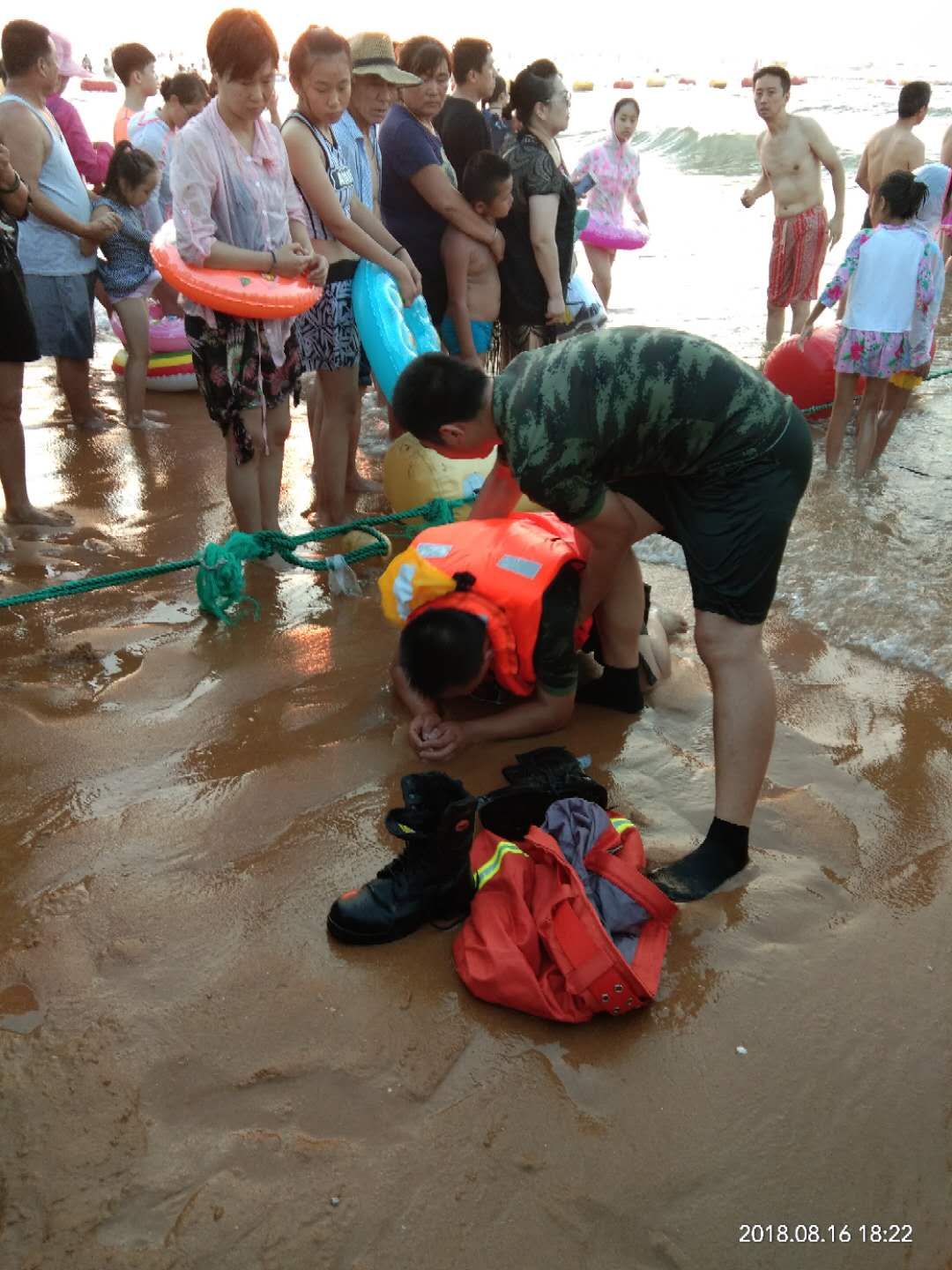 威海发生游客溺水事件 消防官兵出警救人敲响