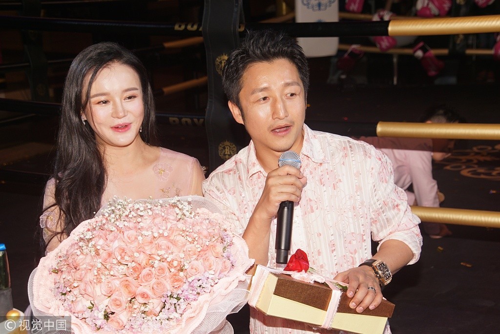 幸福一家!邹市明为冉莹颖庆生送工资卡当礼物