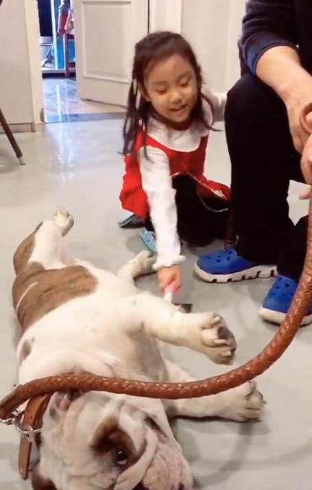 李小璐现身抖音,暴涨的上围和手上的钻戒最扎