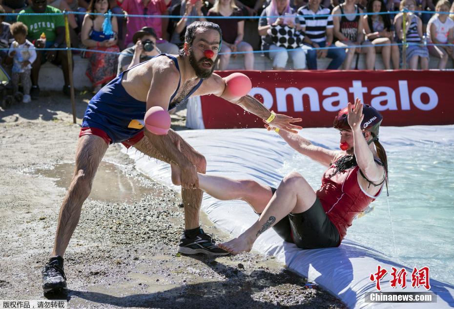 芬兰举行"背媳妇"世锦赛 选手扛老婆狂奔