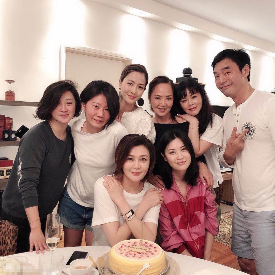 关之琳将迎56岁生日饭局不断 钟镇涛自弹自唱