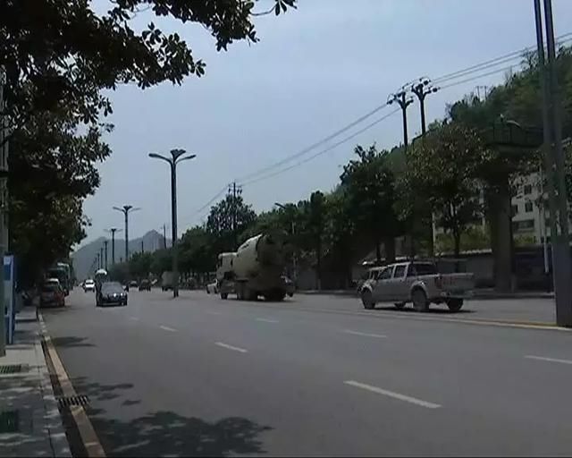 【违规掉头、横穿马路】都匀有条尴尬的双黄线