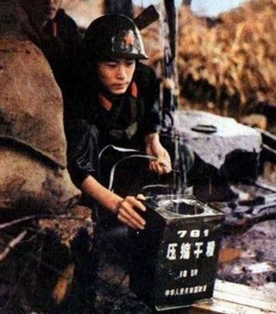 从对越自卫反击战到1995年，761压缩干粮都是我军野战食品中的骨干品种。听当年参加对越反击的老兵说，每天就给三块这东西，虽然很香很好吃，但是硬的能崩掉牙，急眼了甚至能用来打人……
