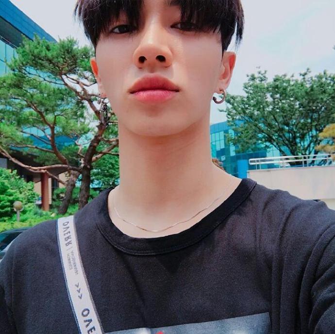 9日中午,李起光ins更新自拍多则: 各个角度都来一张!