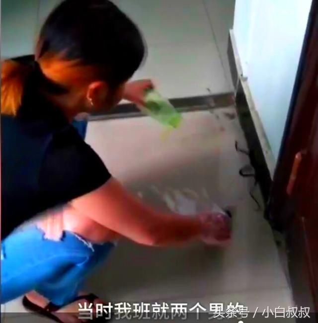 大学教学楼现小蛇,漂亮女班长徒手搞定,同学:班