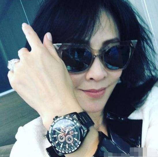 跪了!刘嘉玲手表1000万潘玮柏1300万,却比不