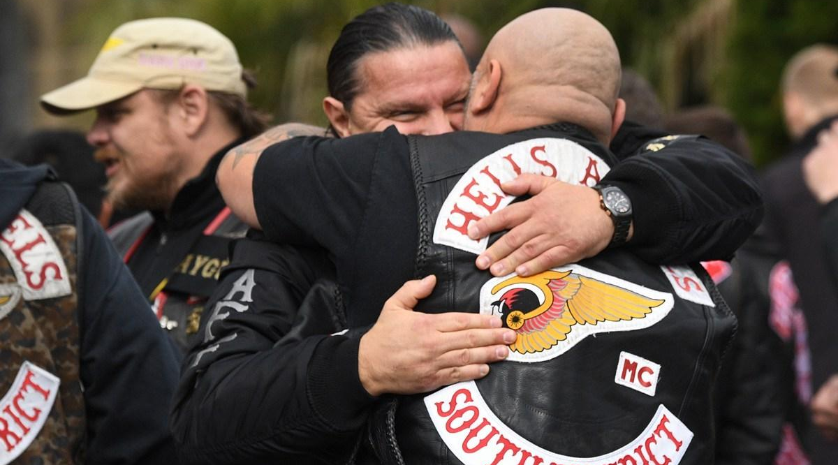 地狱天使（Hells Angels）是世界上最臭名昭著的摩托车黑帮，据称其命名源自创始人之一的阿尔维德·奥尔森在二战中曾效力过的飞虎“地狱天使”中队。地狱天使成员穿着黑色皮衣、蓄着落腮胡子，外形肥胖粗鲁，钟爱哈雷摩托，喝烈酒，打架。图为葬礼现场的帮会成员。