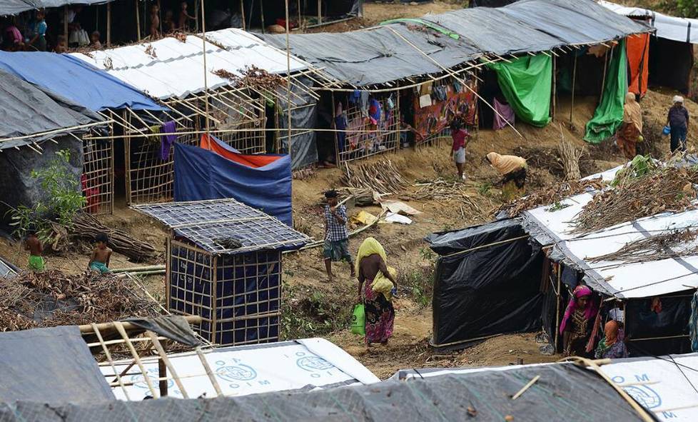 当地时间2017年10月2日，孟加拉国，自8月25日缅甸瑞开邦冲突以来，逃往孟加拉的罗兴亚人已达到约48万人，国际移民组织正在当地协调人道主义应急行动。这些逃难的罗兴亚人生活在难民营里，等待领取食物救济。