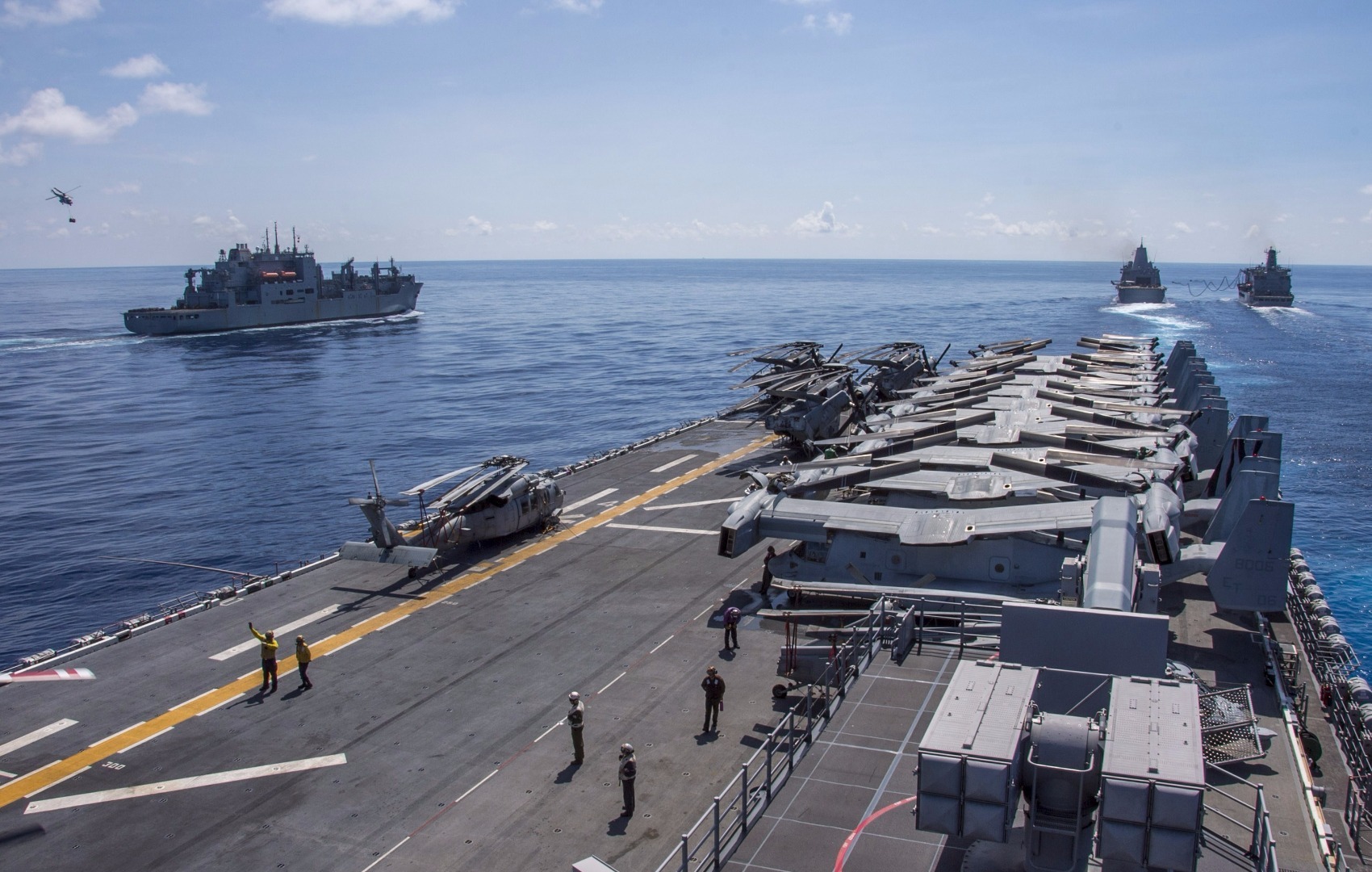 10月3日至6日，美国海军黄蜂级两栖攻击舰“好人理查德”号(LHD 6)、圣安东尼奥级两栖船坞运输舰“格林湾”号（LPD-20）多艘伯克级驱逐舰和补给舰组成的庞大战舰群进入南海展开训练。