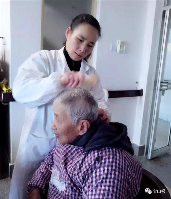 为了照顾老人 宝山金牌护工放弃回老家过年[图]