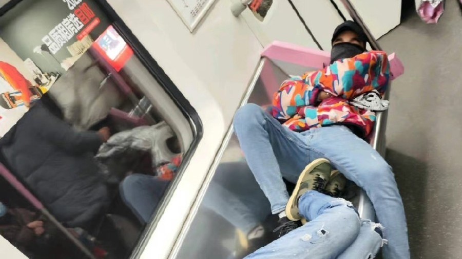 3名外籍男子横卧霸占整排座位，武汉地铁回应：后续会加强管理