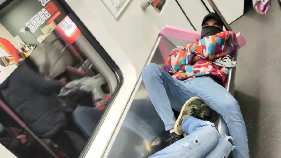 3名外籍男子横卧霸占整排座位,武汉地铁回应:后续会加强管理_北京时间
