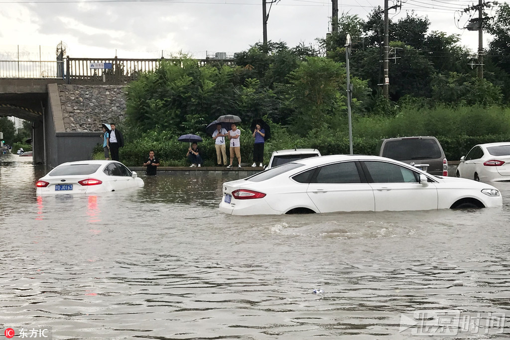 早高峰时段，强降雨造成多处路段积水严重，杨庄路铁路桥下出现多辆轿车被淹的情况，积水将车辆下半部分淹没，所幸并无人员伤亡。
