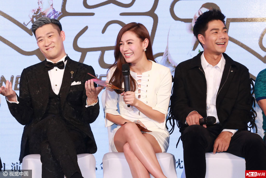 两人在台上笑的合不拢嘴。