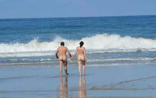 偶尔也能看见一对情侣嬉笑着走过，或者胖到不行的老头老太太骑着一辆双人自行车旁若无人地经过；最夸张的是全家人，从婴儿到祖父母，全部一丝不挂，且有说有笑，看来褪去了衣衫，也褪去了距离。