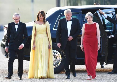 英国女王与特朗普会面 却被迫绕着他走了一圈