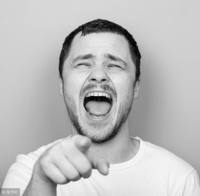 搞笑段子:将军受了重伤,被抬去抢救,护士却掏出