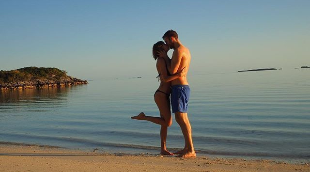 刚庆祝完一周年纪念日的霉霉Taylor Swift与男友甜蜜的海滩度假照曝光!霉霉身穿性感比基尼与男友在海边甜蜜亲吻。