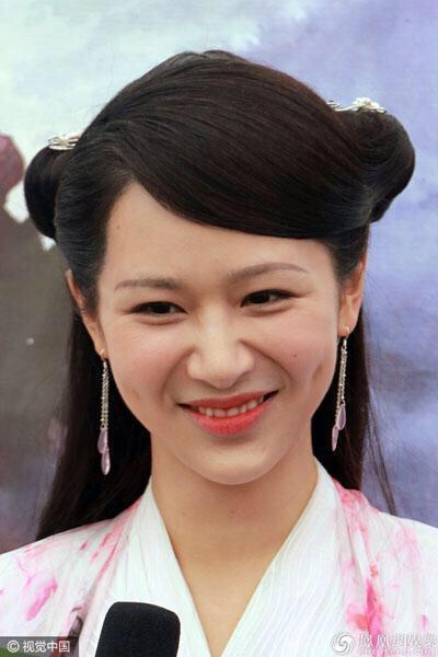 杨幂红毯未P图照片流出光顾着给脸化妆没注意