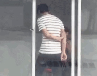 大叔进店交谈了一会儿 然后美女就拉下了门窗
