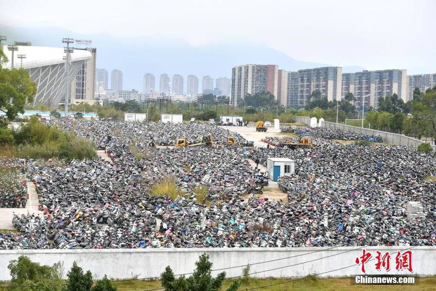 看到头皮发麻!数万电动车、共享单车拥挤成灾