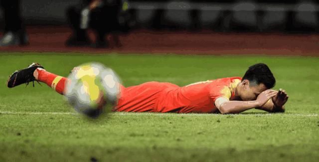 又一个王燊超!国足锋霸停球十米远,错失五次黄