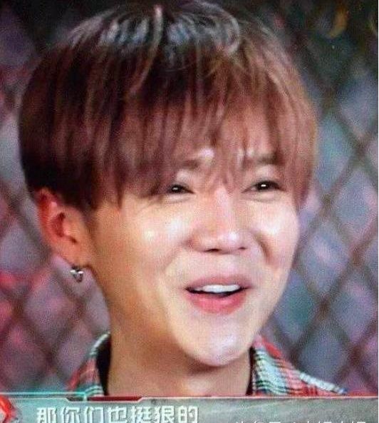 鹿晗脸完全垮掉,苹果肌僵硬,整容后遗症爆发了