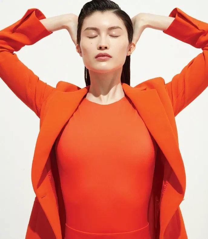 最近的红秀大片 很轻松自我自在 看来她已经看淡了这一切