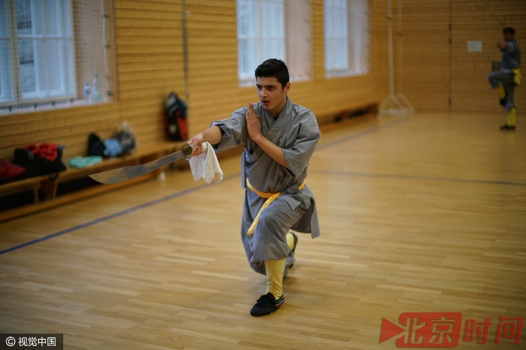 柏林市体育联合会安排未成年难民参与柏林各体育俱乐部的活动，希望能够由此帮助小难民适应新生活。