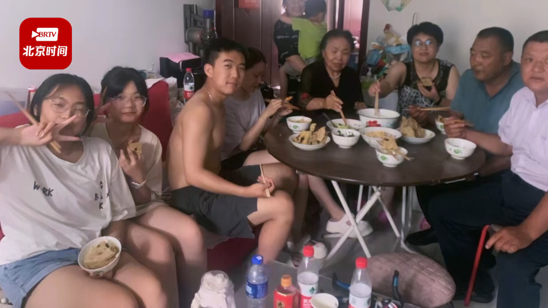 落坡岭大妈半夜为受困旅客做饭被称发糕奶奶