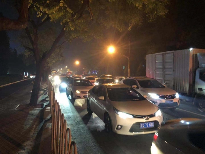 北京大山子路口改造后首个晚高峰:机场辅路空了 酒仙桥北路爆堵