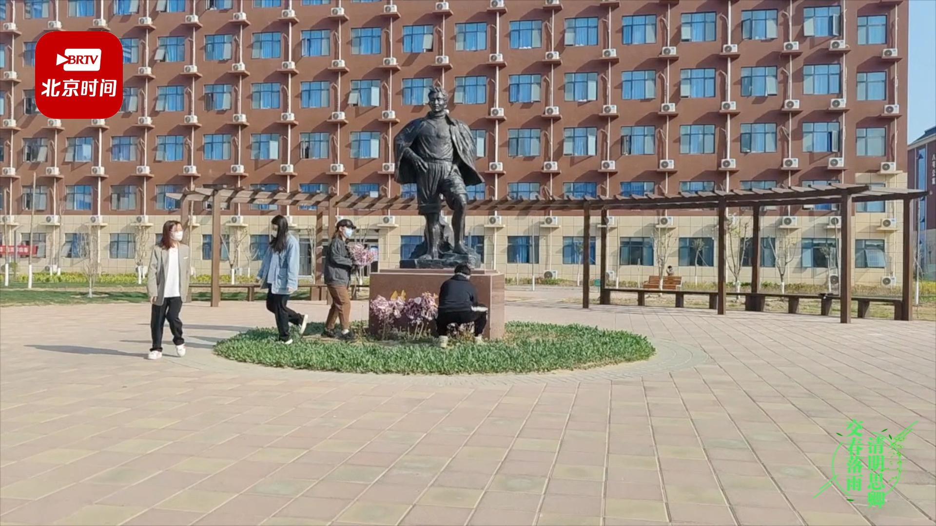 兰考大学生清明为焦裕禄雕像献上泡桐花:兰考的美丽我们替您见证了 兰考大学生清明为焦裕禄雕像献上泡桐花:兰考的美丽我们替您见证了