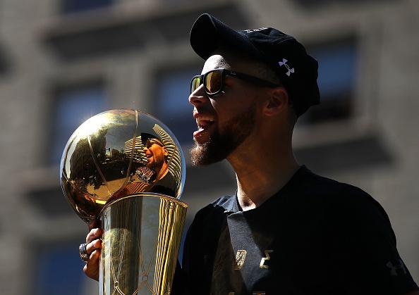 库里怀抱冠军奖杯