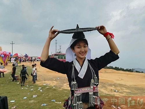 本网讯 4月27日,红河县大羊街乡迎来了传统节日"仰阿娜节"(姑娘节).