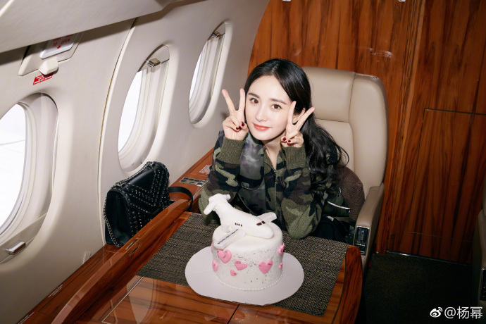 杨幂在飞机上的生日照片.