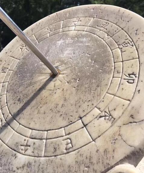 清华大学日晷被人刻字 校保卫处:正在查找责任人