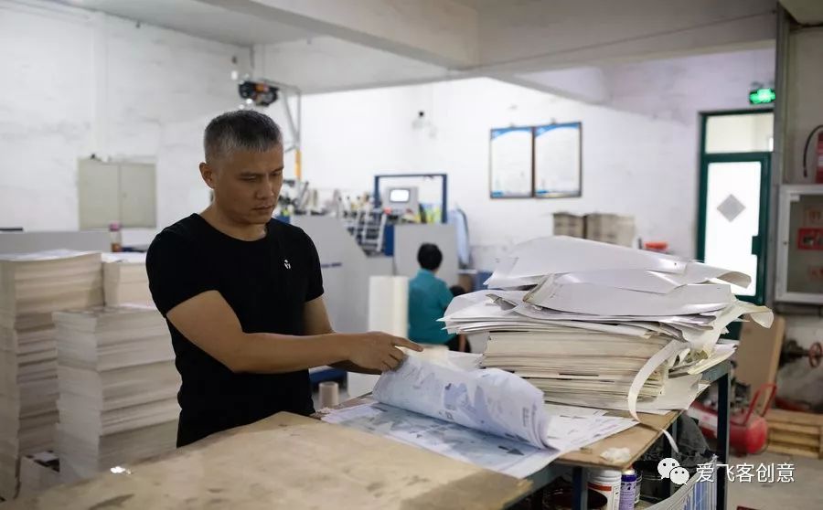 中国大叔靠纸飞机成世界最大飞机制造商