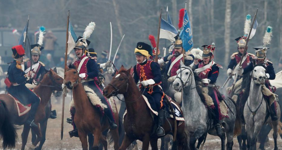 当地时间11月25日，在距离白俄罗斯首都明斯克115公里的小村庄Bryli，军事历史俱乐部的成员们重演别列津纳河战役场景，炮火中决斗效果逼真。别列津纳河战役是指拿破仑的军队1812年从莫斯科撤退到斯摩棱斯克后，抢渡别列津纳河时，被俄军从三路发动袭击的战役。法军大损后才渡过了别列津纳河。
