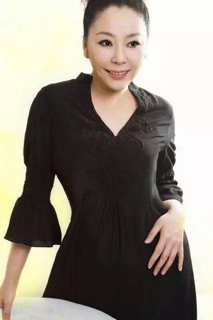 她遭男友骗财骗色,被赵本山发掘成御用歌手