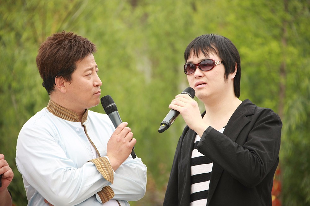 那个曾经与毛阿敏同台的盲人歌手开演唱会了