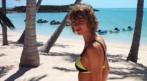 刚庆祝完一周年纪念日的霉霉Taylor Swift与男友甜蜜的海滩度假照曝光!霉霉身穿性感比基尼与男友在海边甜蜜亲吻。