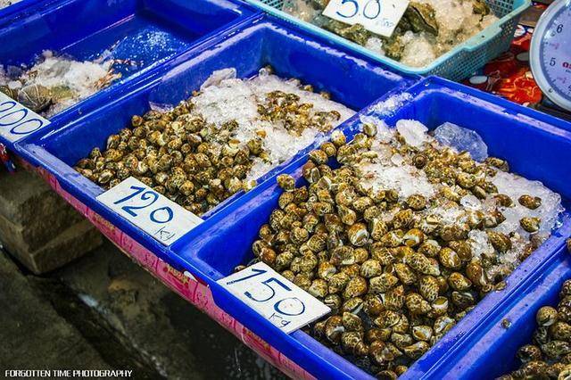 在芭提雅逛海鲜市场自己动手丰衣足食 人均100元吃到撑