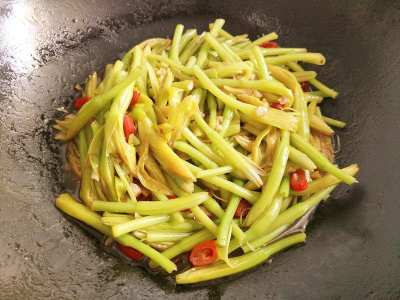 黄花菜怎么做好吃(冻的黄花菜怎么做好吃)