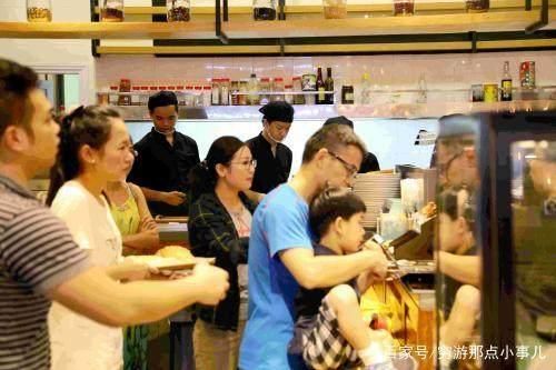 日本游客到中国旅游后,买6瓶白酒,掏钱买单的