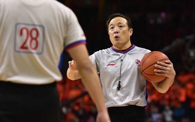 裁判执法一场CBA报酬税前3000 难怪黑哨横行