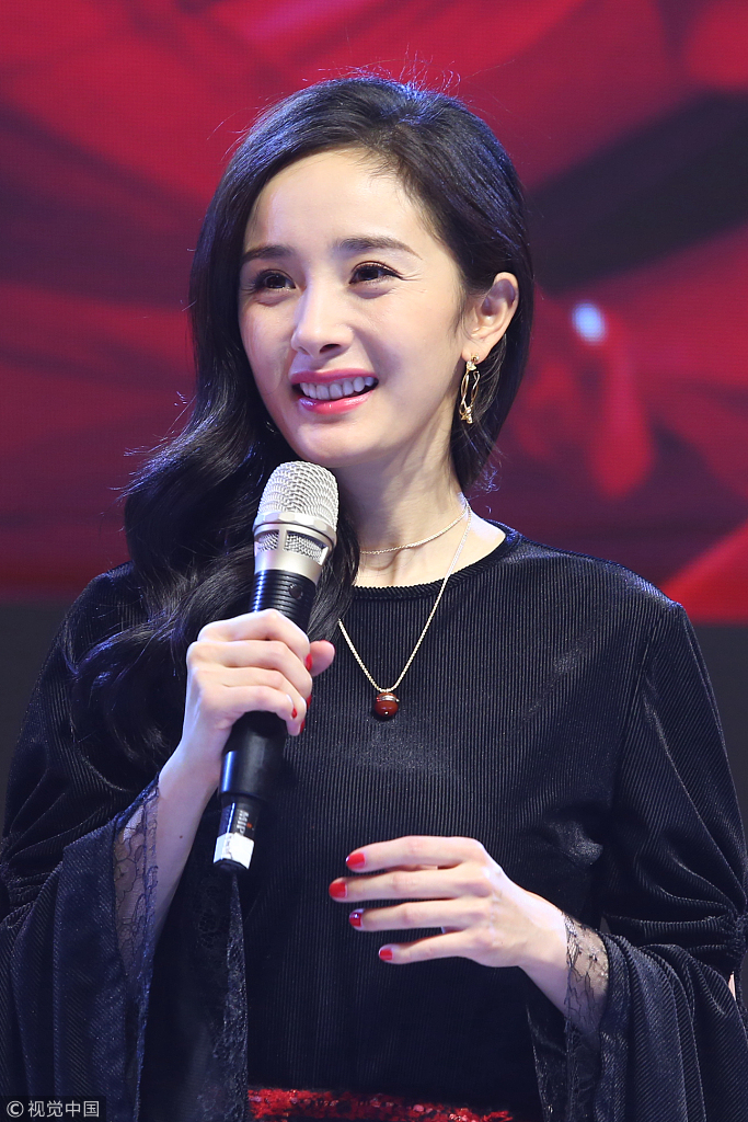 杨幂穿格子裙出席活动 秀傲人长腿