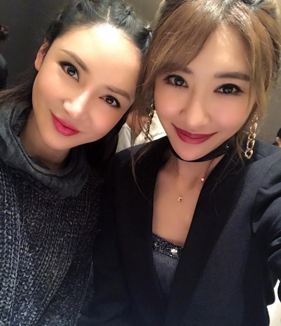 低胸礼服性感迷人申花悍将李建滨的太太宫小萌观摩模特大赛,与友人