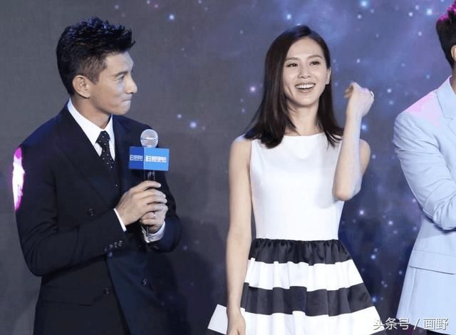 刘诗诗罕见对吴奇隆发脾气,机场里拉着行李箱