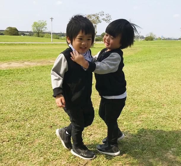 志颖家媳妇有才!双胞胎被亲妈吐槽:头比碗大!