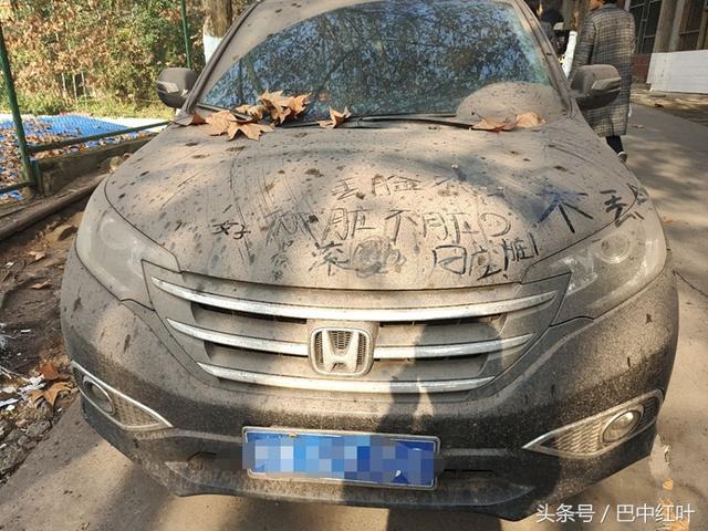 达州一僵尸车太脏 引人在车身涂鸦嗤笑车主